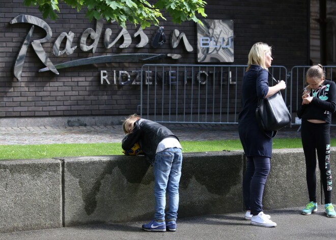 Cilvēki pie viesnīcas "Radisson Blu Hotel Rīdzene", kurā apmetusies Portugāles futbola izlase.