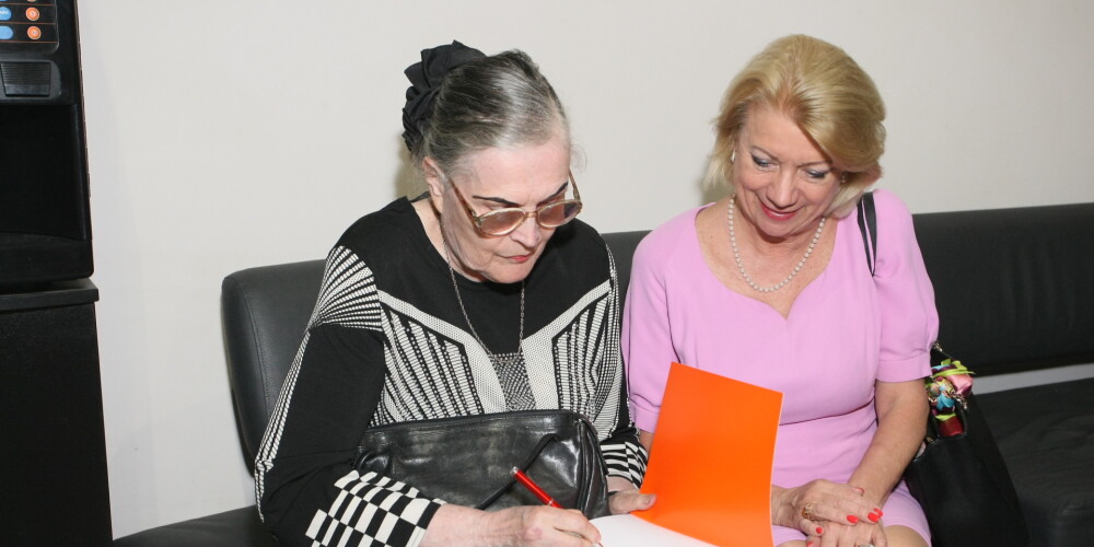 Ilze Jurkāne dabū autogrāfu no dižās mākslinieces Maijas Tabakas.