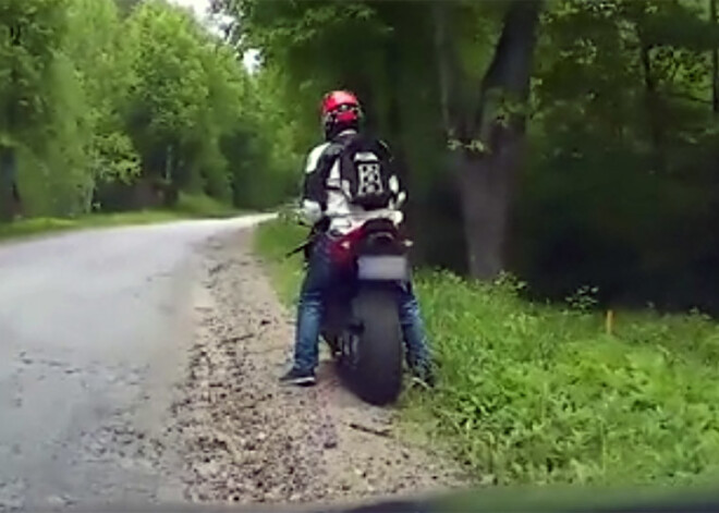 Policisti publicē video ar pārgalvīga jaunieša-motociklista pieķeršanu Valkas pusē