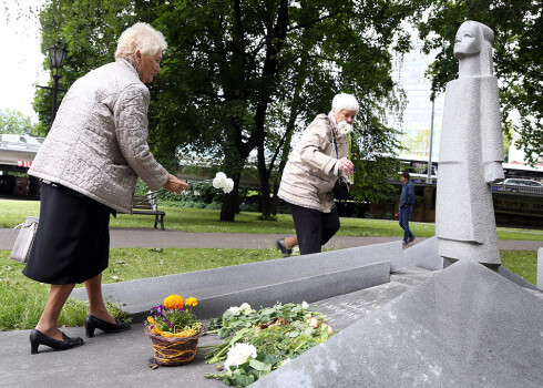 Sievietes komunistiskā genocīda upuru piemiņas dienā noliek ziedus pie uz Sibīriju aizvestajiem Latvijas bērniem veltītā pieminekļa "Bārenīte".