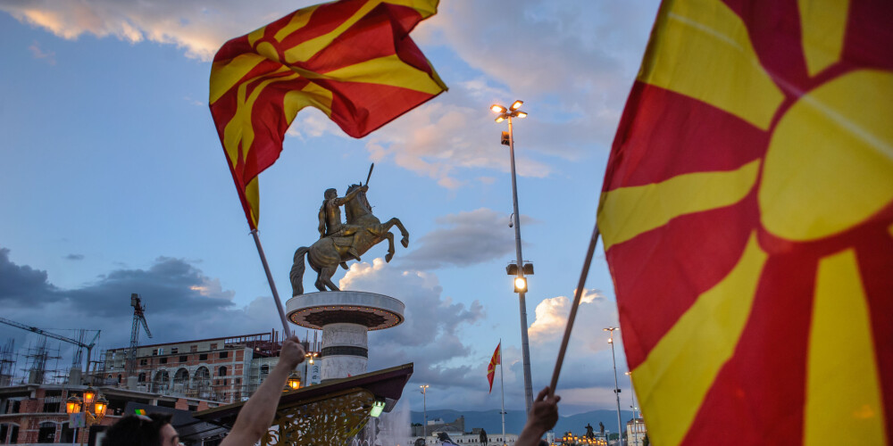 Ziemeļmaķedonijas Republika ir valsts Dienvidaustrumeiropā, kas atrodas Balkānu pussalā. Ziemeļmaķedonija aizņem aptuveni 38% no kopējās Maķedonijas reģiona platības. Robežojas ar Grieķiju dienvidos, Bulgāriju austrumos, Serbiju un Kosovu ziemeļos un Albāniju rietumos. Tā ir iekšzemes valsts. Valsts reljefs lielākoties ir kalnains: tajā ir 16 kalni, kas augstāki par 2000 metriem, kā arī vairāk nekā 50 ezeri. Valsts ir viena no bijušajām Dienvidslāvijas republikām, kas pasludināja neatkarību 1991. gadā kā Maķedonijas Republika, 1993. gadā Maķedonijas Republika kļuva par Apvienoto Nāciju Organizācijas locekli, bet valsts nosaukuma strīda dēļ ar Grieķiju tā tika uzņemta ANO kā Bijusī Dienvidslāvijas Republika Maķedonija (angļu: FYROM). Kopš 2005. gada decembra tā ir arī Eiropas Savienības kandidātvalsts. 2019. gada 6. februārī Maķedonija parakstīja vienošanās protokolu par pievienošanos NATO un nomainīja Grieķijas apstrīdēto valsts nosaukumu.