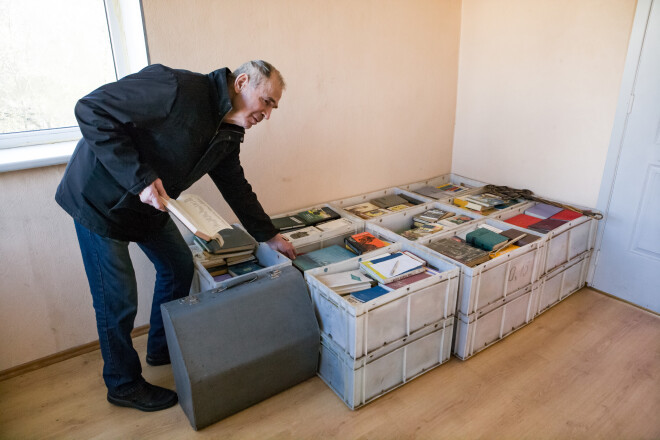 Jānis Murāns uz nopirkto māju pārvedis savu bibliotēku un citas mantas, taču dzīvot šeit nav iespējams. 