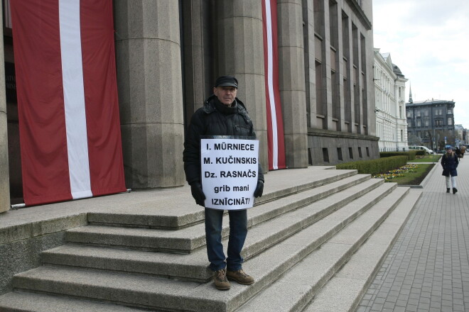 27. aprīlī Jānis Murāns piketēja pie Ministru kabineta ēkas. Viņš uzskata, ka par necilvēcīgajiem likumiem ir atbildīgas valsts augstākās amatpersonas.