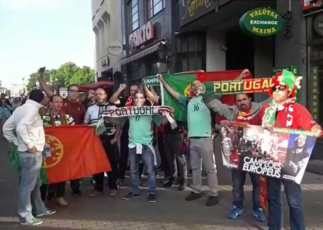 Portugāles futbola fani piedzied Rīgu