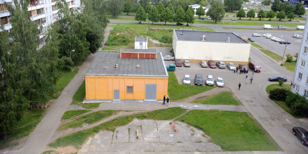 Pļavnieki ir Rīgas pilsētas apkaime Latgales priekšpilsētā, A daļā. Pļavnieki ir visblīvāk apdzīvotā Rīgas apkaime. Tā robežojas ar Purvciema, Dreiliņu, Šķirotavas un Dārzciema apkaimēm. Pļavnieku ZA atrodas Rīgas robeža, aiz kuras sākas Stopiņu novads. Pļavnieku apkaimes robežas ir Lubānas iela, Ilūkstes iela, Augusta Deglava iela.