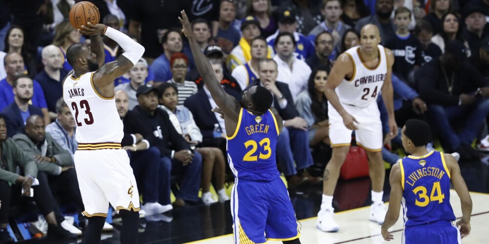 "Cavaliers" uguņo no tālienes un izcīna pirmo uzvaru NBA finālsērijā