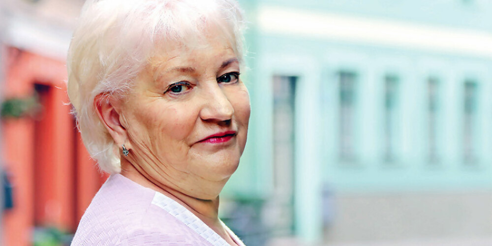 Dzidra Smiltēna (dzimusi 1947. gadā) ir latviešu žurnāliste un dokumentālo filmu režisore. Producējusi latviešu dokumentālās īsfilmas "Viena diena Rēzeknē un apkaimē" (1997), "Saulīte un Voguls" (1998), kā arī režisējusi dokumentālās filmas "Lūgšana krustā" (2008) un "No ligzdas izmestie" (2017).