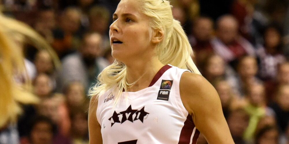 Elīna Dikeulaka (dzimusi Elīna Babkina 1989. gada 24. aprīlī Rīgā) ir Latvijas basketboliste, spēlē saspēles vadītājas pozīcijā, Latvijas sieviešu basketbola izlases dalībniece. Dikeulaka karjeru uzsāka VEF basketbola skolā pie treneres Anitas Jandāles, te viņa trenējās ar gadu vecākiem zēniem. Taču sieviešu basketbolā viņa sāka trenēties pie Lilitas Bergvaldes Rīdzenes sporta skolā.