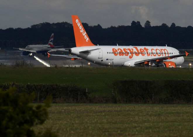 Satraukums "easyJet" reisā uz Londonu; aizdomīgas pasažieru sarunas dēļ lidmašīnu novirza uz Vāciju