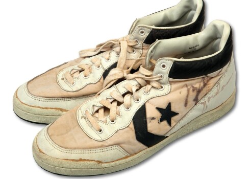 Par šiem Maikla Džordana nēsātajiem leģendārajiem "Converse" apaviem samaksāti 190 373 ASV dolāri.