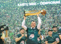 "Žalgiris" galvenais treneris Šarūns Jasikevičs virs galvas paceļ Lietuvas čempionu kausu.