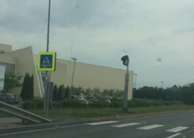 1. aprīlī Jaunmārupē tika izspēlēts ļauns un krimināli sodāms joks un no degošām riepām liesmas pārcēlās uz fotoradaru, kurš tika sabojāts un joprojām nav nomainīts. Savukārt šorīt, 12. jūnijā, Mārupē uz Daugavas ielas riepa bija uzmesta virsū radaram tā, ka tas, visticamāk, nespēj fiksēt garām braucošo automašīnu pārkāpumus. Riepu cīņa pret fotoradariem Mārupē turpinās.