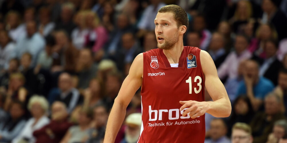 Jānis Strēlnieks (dzimis 1989. gada 1. septembrī Talsos) ir latviešu basketbolists, spēlē saspēles vadītāja pozīcijā. Kopš 2015. gada pārstāv Vācijas Bundeslīgas klubu Bambergas "Brose Baskets". Pirms tam vairākas sezonas spēlēja BK Ventspils, kas bija pirmā profesionālā komanda viņa spēlētāja karjerā.