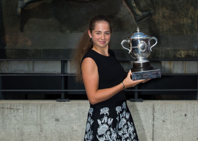 Latvijas sportiste Aļona Ostapenko, kura sestdien sensacionāli triumfēja Francijas atklātajā tenisa čempionātā, svētdien piedalījās oficiālajā uzvarētājas fotosesijā.