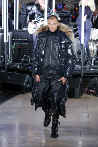 После того как Микс заключил контракт с модельным агентством White Cross Management, он открыл показ Philipp Plein, который в феврале прошел в Нью-Йорке