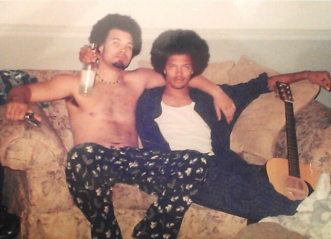 В это трудно поверить, но молодой человек справа — это и есть будущий красавчик Джереми Микс! Когда-то на его голове красовалась пышная шевелюра, которую не мог догнать даже его брат