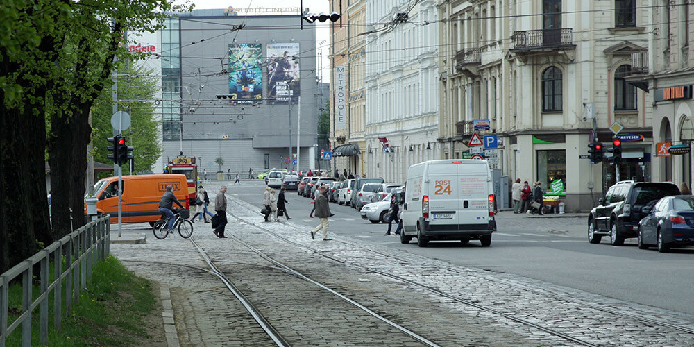 Sakarā ar Luksemburgas Deputātu palātas prezidenta V.E. Marss di Bartolomeo vizīti 13. jūnijā no plkst. 7.00 līdz 11.45 tiks aizliegta transportlīdzekļu apstāšanās un stāvēšana (izņemot transportlīdzekļus ar speciālām caurlaidēm) Aspazijas bulvāra kreisajā pusē.