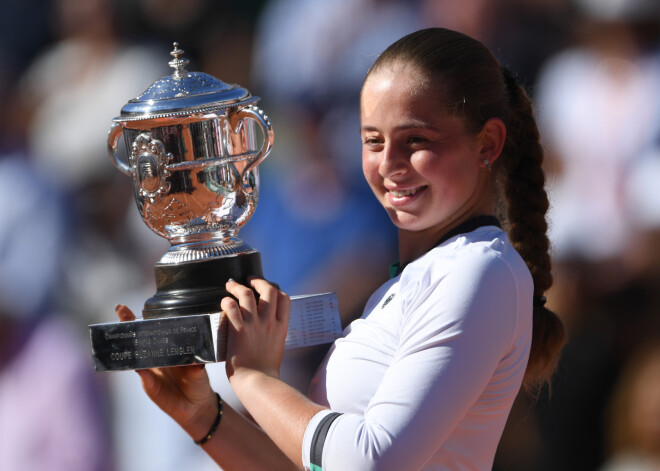 Latvieši un krievi: cilvēki sociālajos tīklos diskutē par Aļonas Ostapenko nacionalitāti