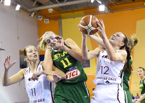 Divas no Latvijas sieviešu basketbola izlases līderēm Anete Šteinberga (ar bumbu) un Aija Putniņa Eiropas čempionāta kvalifikācijas spēlē pret Lietuvu.