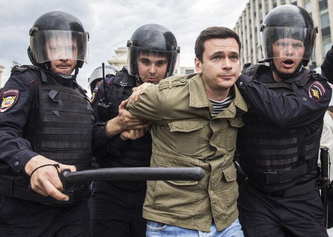 Valdības pretkorupcijas protestos Maskavā un Sanktpēterburgā aizturēti vairāk nekā 700 cilvēki.