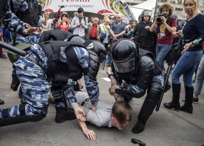 "Kremlis to negaidīja":  kāpēc policija tik asi reaģēja uz protestētājiem