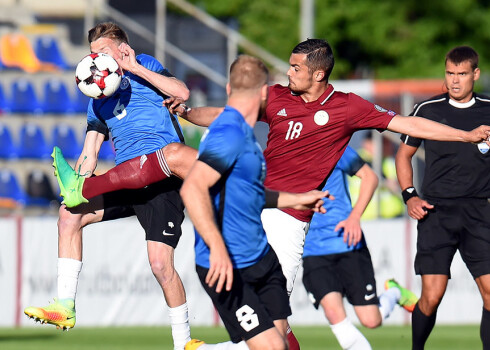 Latvijas futbola izlase mačā ar Igauniju nenoturēja pirmajā puslaikā iegūto pārsvaru un blāvā spēlē zaudēja kaimiņiem.