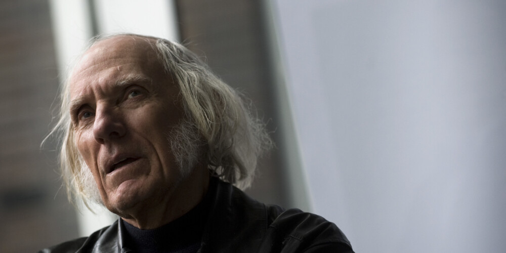 Juris Strenga (dzimis 1937. gada 13. jūnijā) ir latviešu aktieris, režisors. Dzimis Rīgā. Bērnību pavadījis Krimuldā. Mācījies Krimuldas ciema septiņgadīgā skolā, Siguldas pilsētas 1. vidusskolā, Jāzepa Mediņa mūzikas vidusskolā, kur 1958. gadā ieguvis kordiriģenta un dziedāšanas skolotāja kvalifikāciju. Tajā pašā gadā kļuvis par Dailes teātra aktieri, kurā bez pārtraukumiem strādāja līdz 2009.gada vasarai. 1962. gadā beidzis Dailes teātra III studiju. Sākot ar 1960. gadu beigām Juris Strenga kļuva par Dailes teātra režisoru. Līdzās darbam teātrī, Strenga filmējies kino gan Rīgas, gan citu Padomju Savienības kinostudiju filmās. 1978. gadā saņēmis Latvijas PSR Nopelniem bagātā skatuves mākslinieka goda nosaukumu, bet 1987. gadā — Latvijas PSR Tautas skatuves mākslinieka goda nosaukumu.