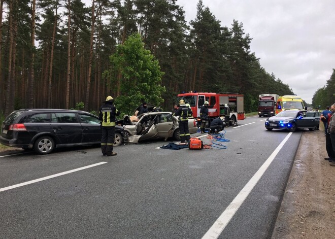 Traģiskā avārijā uz Ventspils šosejas mirusi sieviete un mazs bērns