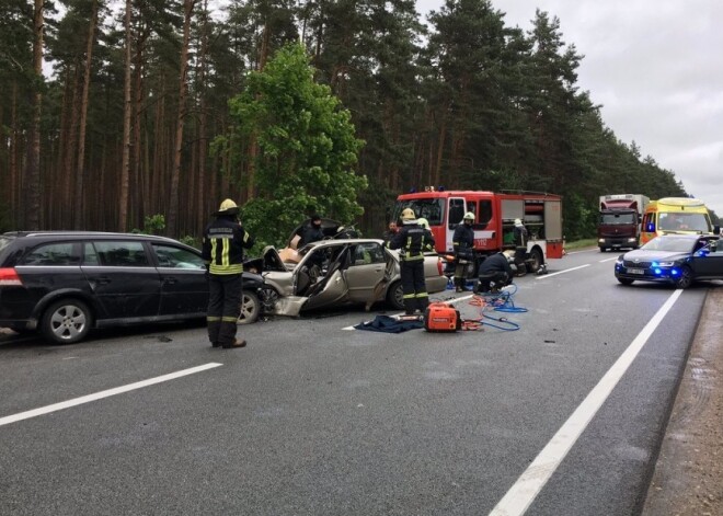 Сегодня в аварии на Вентспилсском шоссе погибли два человека