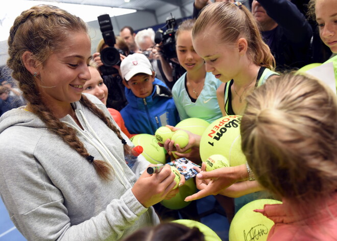 Aļona Ostapenko preses konferencē iepriecina mazos līdzjutējus un paziņo, ka turpinās sadarbību ar spāņu treneri