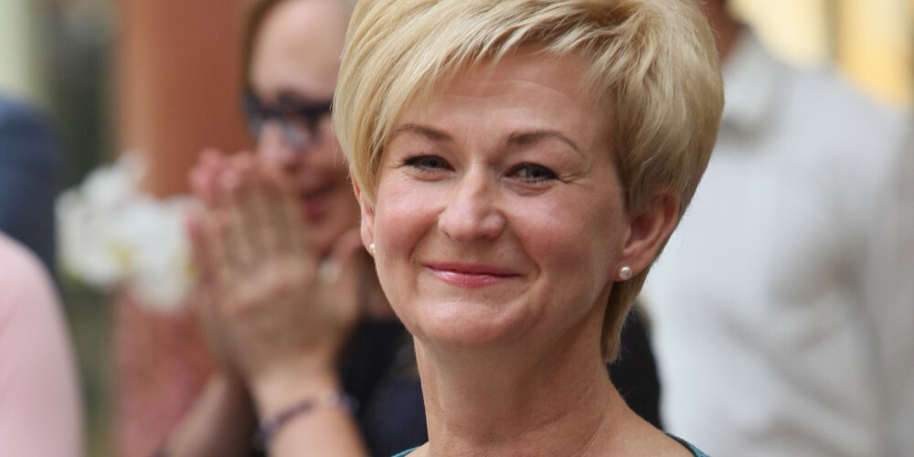 Bijušā Valsts prezidenta Raimonda Vējoņa dzīvesbiedre Iveta Vējone ir dzimusi 1966.gada 4.jūlijā. Iveta Vējone ir absolvējusi Madonas 1.vidusskolu, studējusi Liepājas Pedagoģiskajā institūtā sākumskolas pedagoga specialitātē. Pēc augstskolas absolvēšanas strādājusi par sākumskolas skolotāju Madonas 1.vidusskolā. Iveta Vējone dzīvesbiedra prezidentūras laikā par savām atbalsta prioritātēm izvirzījusi izglītības un sociālās jomas projektus, atbalstu bērniem, tajā skaitā ar īpašām vajadzībām un bez vecāku gādības palikušajiem.