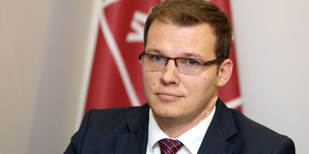 Raivis Dzintars (dzimis 1982. gada 25. novembrī Rīgā) ir latviešu politiķis, nacionālistiskās jauniešu apvienības "Visu Latvijai!" dibinātājs, vēlāk tāda paša nosaukuma partijas pirmais priekšsēdētājs. Kopš 2010. gada novembra — Saeimas deputāts, ievēlēts no Nacionālās apvienības, kurai pārtopot partijā bija viens no tās līdzpriekšsēdētājiem, pašreiz — Saeimas frakcijas vadītājs.