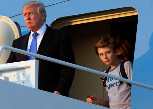Donalda Trampa dēls Barons arī pieķēries populārajai rotaļlietai "Fideget spinner", ko šobrīd iecienījuši kā bērni, tā pieaugušie. 