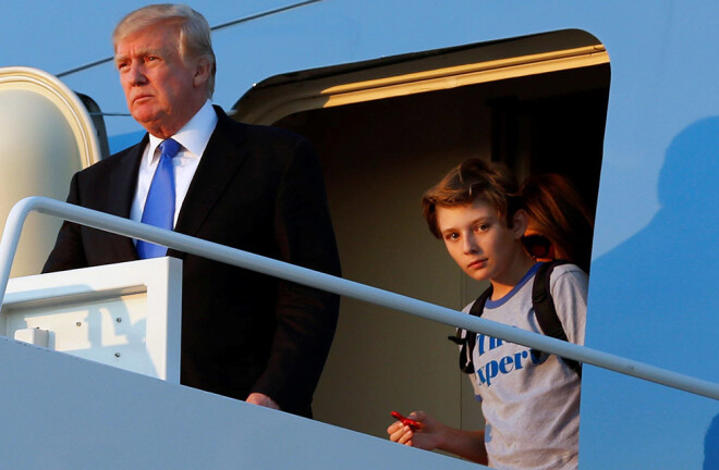 Donalda Trampa dēls Barons arī pieķēries populārajai rotaļlietai "Fideget spinner", ko šobrīd iecienījuši kā bērni, tā pieaugušie.