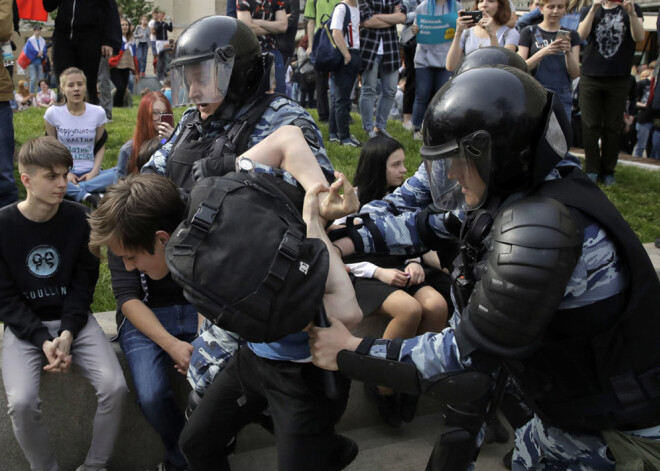 Pretkorupcijas protestu laikā Krievijā aizturēti 1750 cilvēki