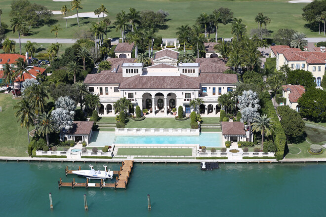 20 miljonus dolāru vērtā māja Maiami, kurā laulības laikā dzīvoja Džefrijs Sofers un Ella Makfersone. Šo villu miljardieris uzcēla sev un pirmajai sievai Kimberlijai, ar kuru vēlāk izšķīrās.