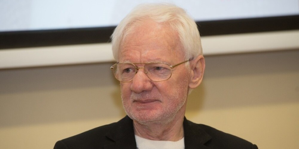 Anatolijs Danilāns ir gastroenteroloģijas profesors. Rīgas Stradiņa universitātes Iekšķīgo slimību katedras profesors, Latvijas Gastroenterologu asociācijas prezidents. Dzimis Latgalē lauku skolotāju ģimenē. Sava ārsta praksē izgājis ceļu no lauku feldšera līdz universitātes profesoram. Nikolaja Skujas un Ilmāra Lazovska skolnieks, viņu darbu turpinātājs. Daudzu medicīnas grāmatu autors.