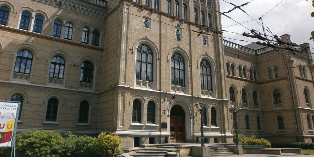 Latvijas Universitāte (LU; latīņu: Universitas Latviensis) ir Latvijas Republikas akadēmiskās un profesionālās augstākās izglītības un zinātnes institūcija, kurā ir apvienots un tiek attīstīts studiju un zinātniskās pētniecības potenciāls dabas, tehnisko, humanitāro un sociālo zinātņu jomā. LU uzdevums ir nodrošināt iespēju iegūt akadēmisko un profesionālo augstāko izglītību, veikt fundamentālus un lietišķus pētījumus humanitārajās, dabas, tehniskajās un sociālajās zinātnēs. Adrese: Raiņa bulvāris 19, Rīga. LU atklāšanas diena — 28. septembris — ir LU svinamā diena.