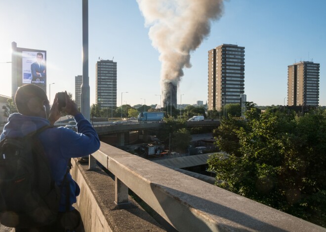 Ugunsgrēkā, kas naktī uz trešdienu izcēlies vienā no Lielbritānijas galvaspilsētas augstceltnēm "Grenfell Tower", gājuši bojā vismaz seši cilvēki un 50 nogādāti slimnīcās.