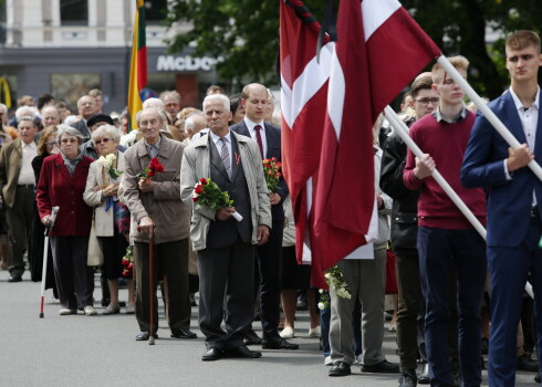 Pie Brīvības pieminekļa notiek svinīgā ziedu nolikšanas ceremonija par godu Komunistiskā genocīda upuru piemiņas dienai.