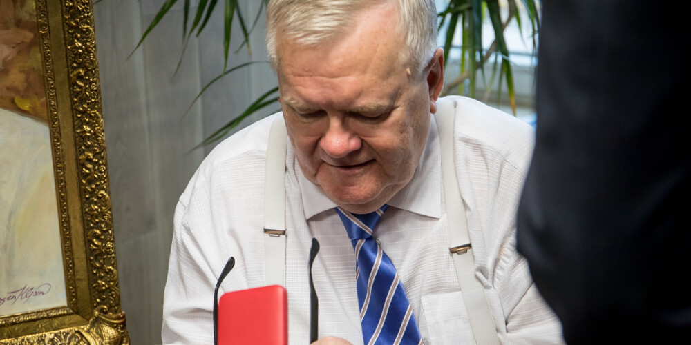 Edgars Savisārs (igauņu: Edgar Savisaar; dzimis 1950. gada 31. maijā) ir igauņu politiķis. Bijis viens no Igaunijas Tautas frontes dibinātājiem, pašreizējais Igaunijas Centra partijas līderis. Savisārs bijis premjerministra amata vietas izpildītājs, tāpat bijis iekšlietu ministrs un ekonomikas un komunikāciju ministrs. No 1992. līdz 1995. gadam bijis Igaunijas parlamenta vicespīkers. Bijis valsts galvaspilsētas Tallinas mērs (2001—2004, 2007—2015).