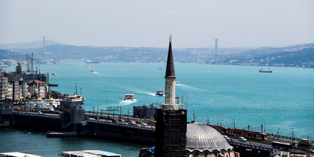 Bosfors (turku: İstanbul Boğazı) ir jūras šaurums, kas šķir Turcijas Eiropas daļu (Rumēlija) no Āzijas daļas (Anatolija). Bosfors ir šaurākais no starptautiskās jūras satiksmes šaurumiem un tas savieno Melno jūru ar Marmora jūru un caur Dardaneļiem ar Egejas jūru un Vidusjūru. Tā garums ir aptuveni 30 km; maksimālais platums — 3.700 m ziemeļos; šaurākā vieta pie Kandili un Ašijanas — 700 m; platums starp Anatolijas cietoksni un Rumēlijas cietoksni — 750 m. Dziļums šauruma vidū ir no 36 līdz 124 m. Bosfora abi krasti ir cieši apbūvēti, jo abās tā pusēs atrodas Stambulas ils un pilsēta.
