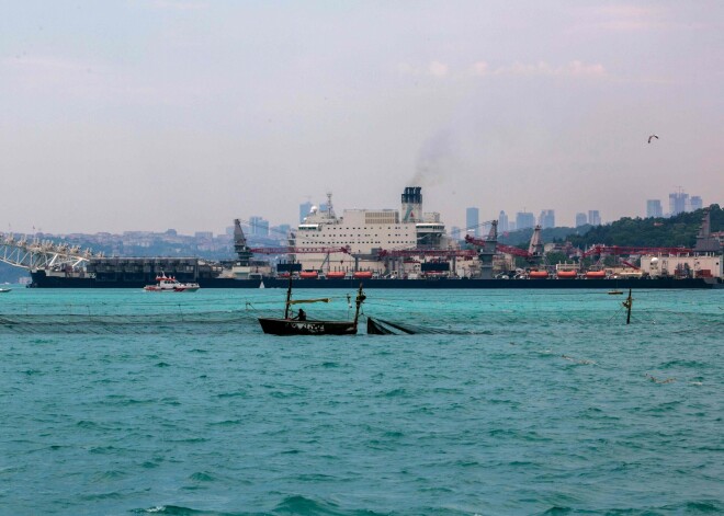 Negaidīta krāsas maiņa Bosfora jūras šaurumā pēdējo dienu laikā pārsteigusi Stambulas iedzīvotājus, bet zinātnieki ūdens pārtapšanu tirkīza krāsā izskaidrojuši ar planktona savairošanos Melnajā jūrā. Kopš nedēļas nogales parasti zilie ūdeņi Bosfora šaurumā ir iekrāsojušies tirkīza krāsā, kas satraucis vairākus vietējos iedzīvotājus.