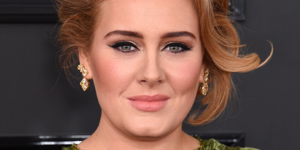 „Viņa apskāva visus, lai mierinātu” - dziedātāja Adele apmeklē Londonas ugunsgrēkā cietušos