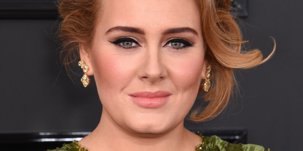 Adele Lorija Blu Edkinsa, plašāk pazīstama kā Adele, ir angļu dziedātāja un dziesmu autore. Par dziesmu Skyfall filmā "Operācija "Skyfall"" (2012) ieguvusi Amerikas Kinoakadēmijas balvu nominācijā "Labākā dziesma", kā arī Zelta Globusa balvu un Grammy balvu (kopā ar līdzautoru Polu Epvērtu).