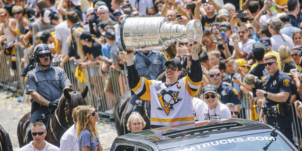 650 000 līdzjutēju sveic Stenlija kausa ieguvējus "Penguins" hokejistus