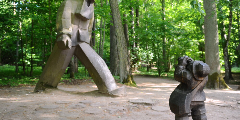 Slavenajā Tērvetes „Sprīdīša” parkā milža Lutauša tēls jau 28 gadus ir no betona. Šo gadu laikā nav atradies tik liels nokaltis vai nolauzts dižozols. Lai pasaku tēlu pagatavotu no koka tiek meklēts nogāzts dižozols. 