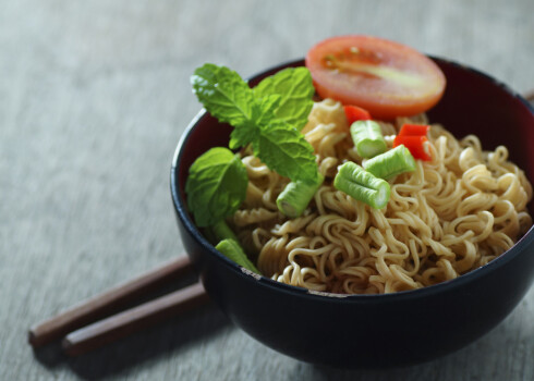 Kas var būt vienkāršāks - aplej ar verdošu ūdeni paciņas saturu, un silts, gards ēdiens par demokrātisku cenu ir gatavs. Tomēr aizraušanās ar šādu pārtiku var radīt nopietnus draudus veselībai.