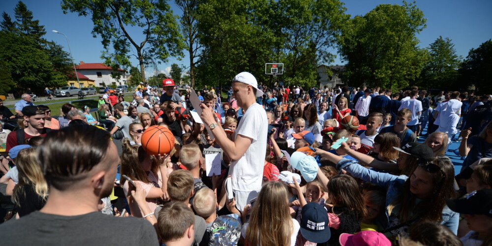 Bērni ir sajūsmā: Kristaps Porziņģis Liepājai uzdāvina jau otro basketbola laukumu