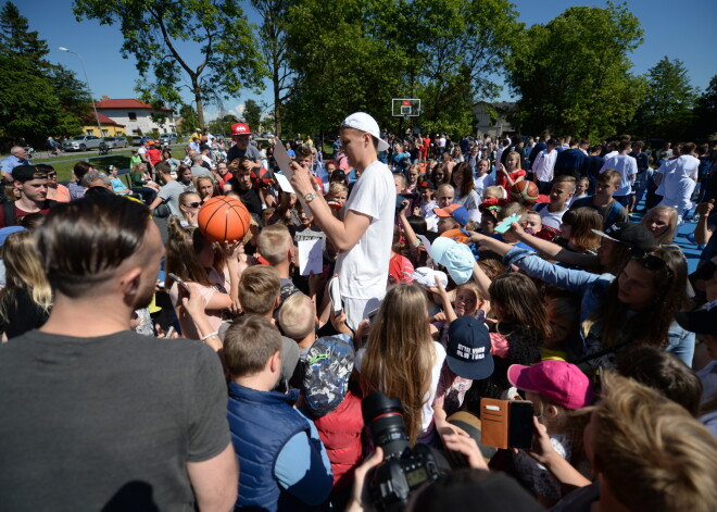 Bērni ir sajūsmā: Kristaps Porziņģis Liepājai uzdāvina jau otro basketbola laukumu